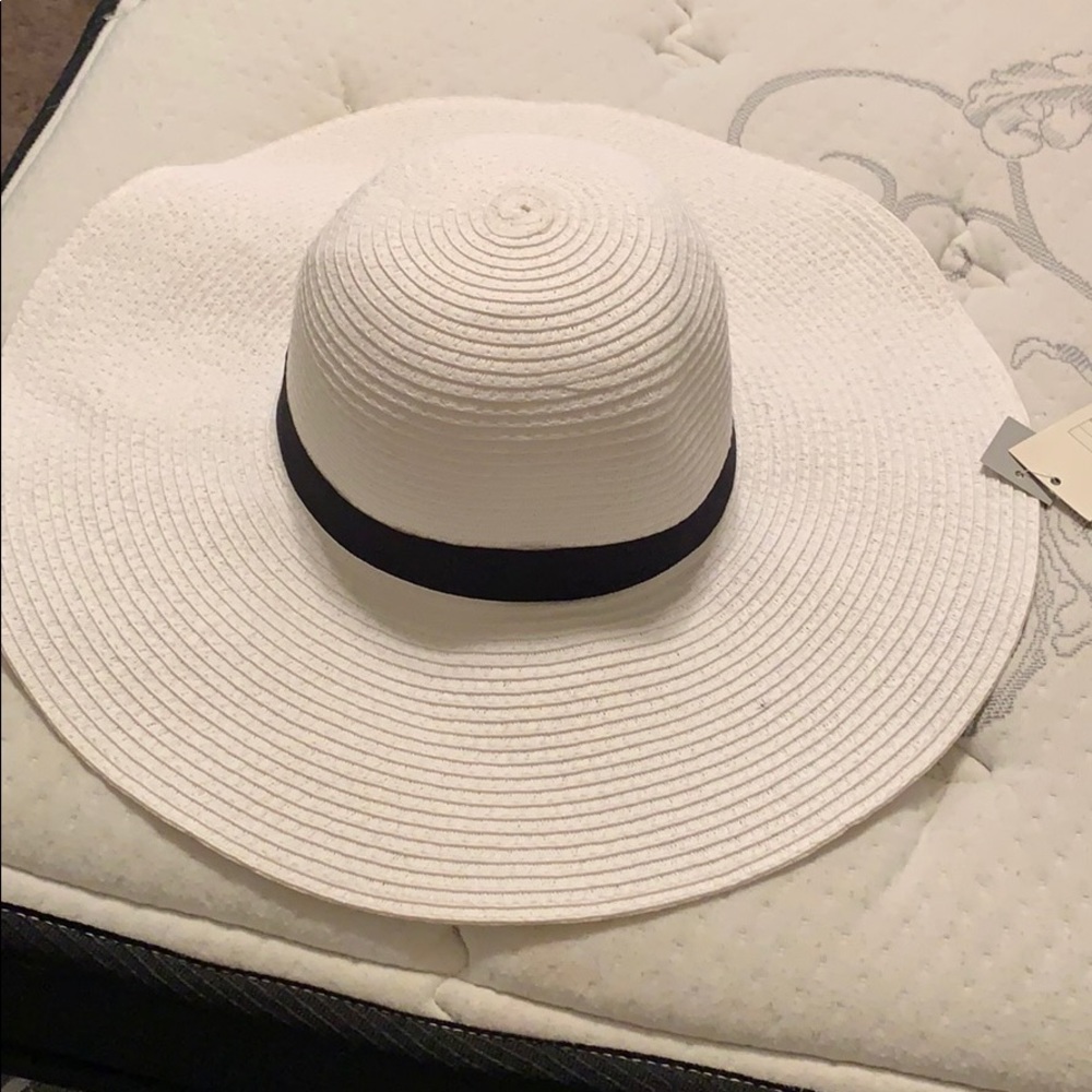 White floppy hat- never worn NWT